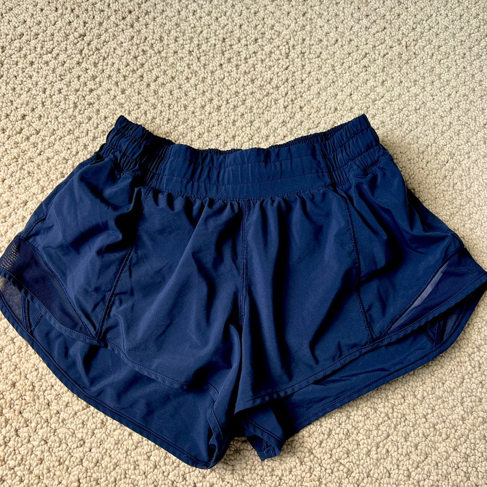 Lululemon Hotty Hot 2.5” shorts, size 6